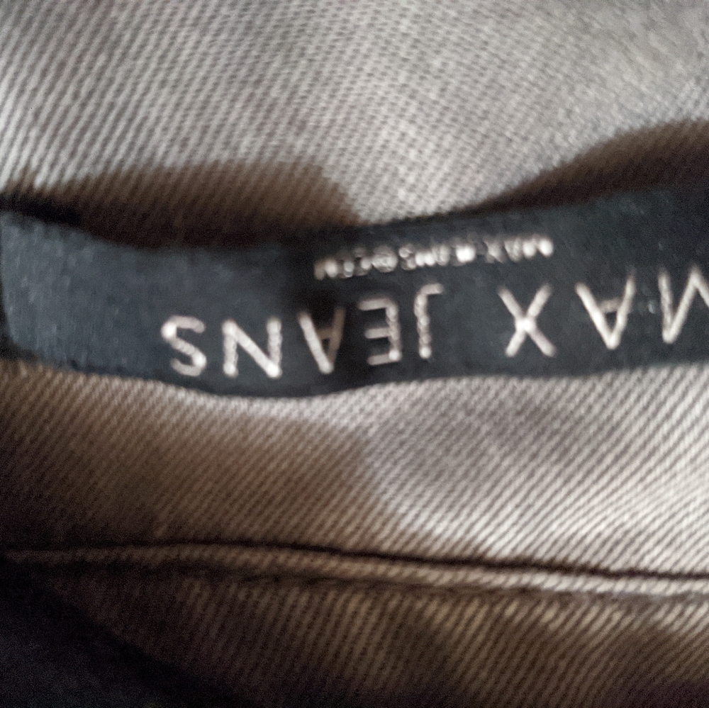 Will become your go-to lightweight jacket.  By Max Jeans.  Size: Small - Picture 14 of 14